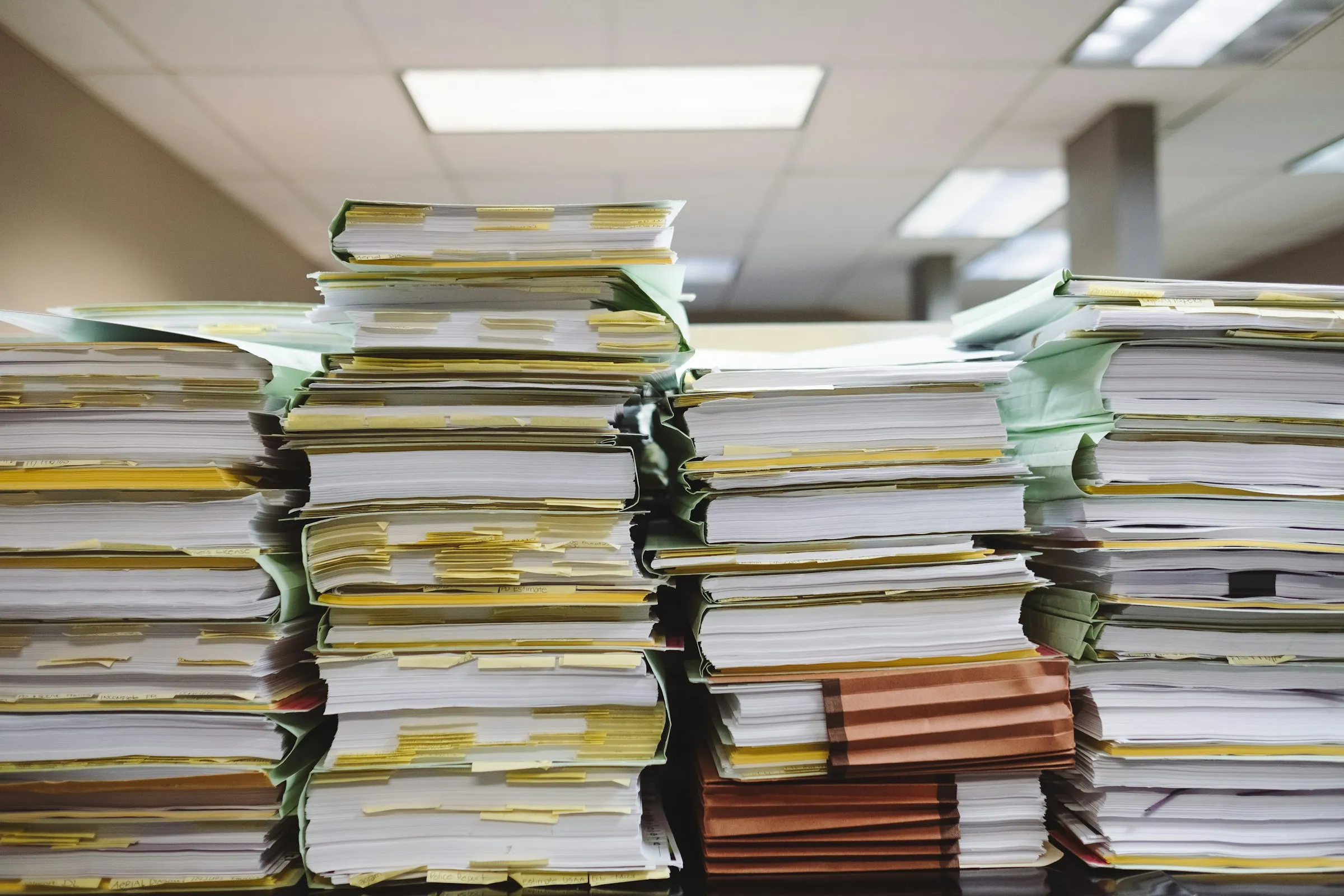Stapel aus Akten, Papier und unsortierten Dokumenten