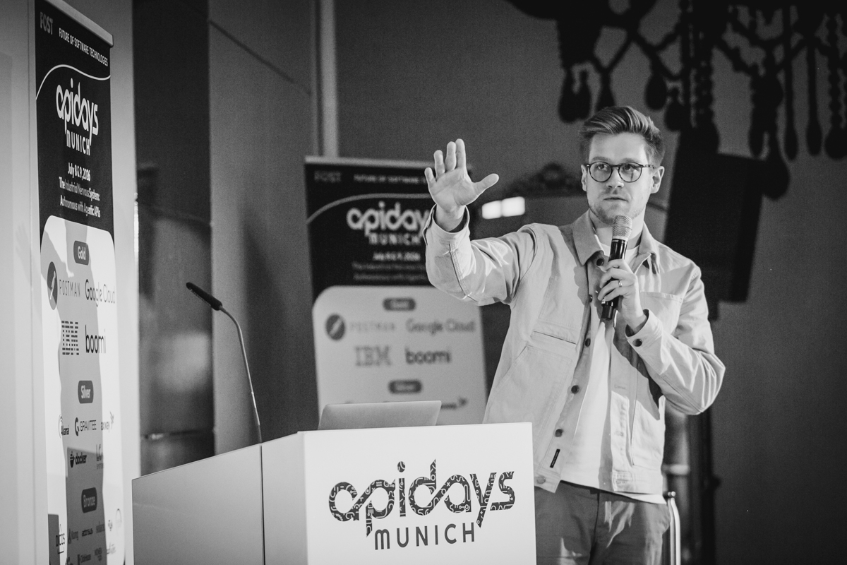 Elias Butting giving a technical talk on the APIdays stage